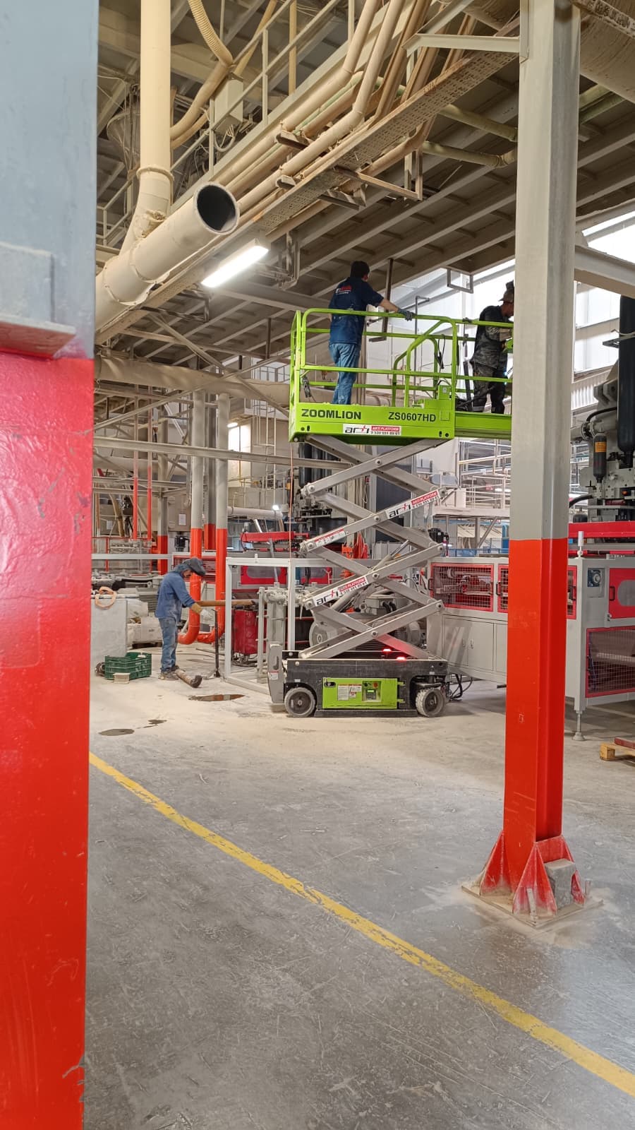 Depo içinde makaslı platform ile raf/tavan çalışması